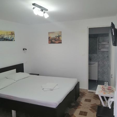 Hotel Casa Alexandru à Două Mai Extérieur photo